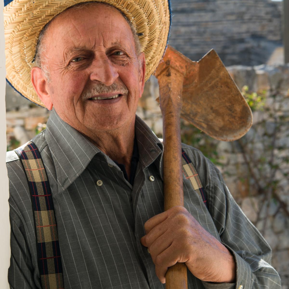 Lo zappatore, mestiere al quale Trulli Holiday ha dedicato un trullo per i suoi ospiti