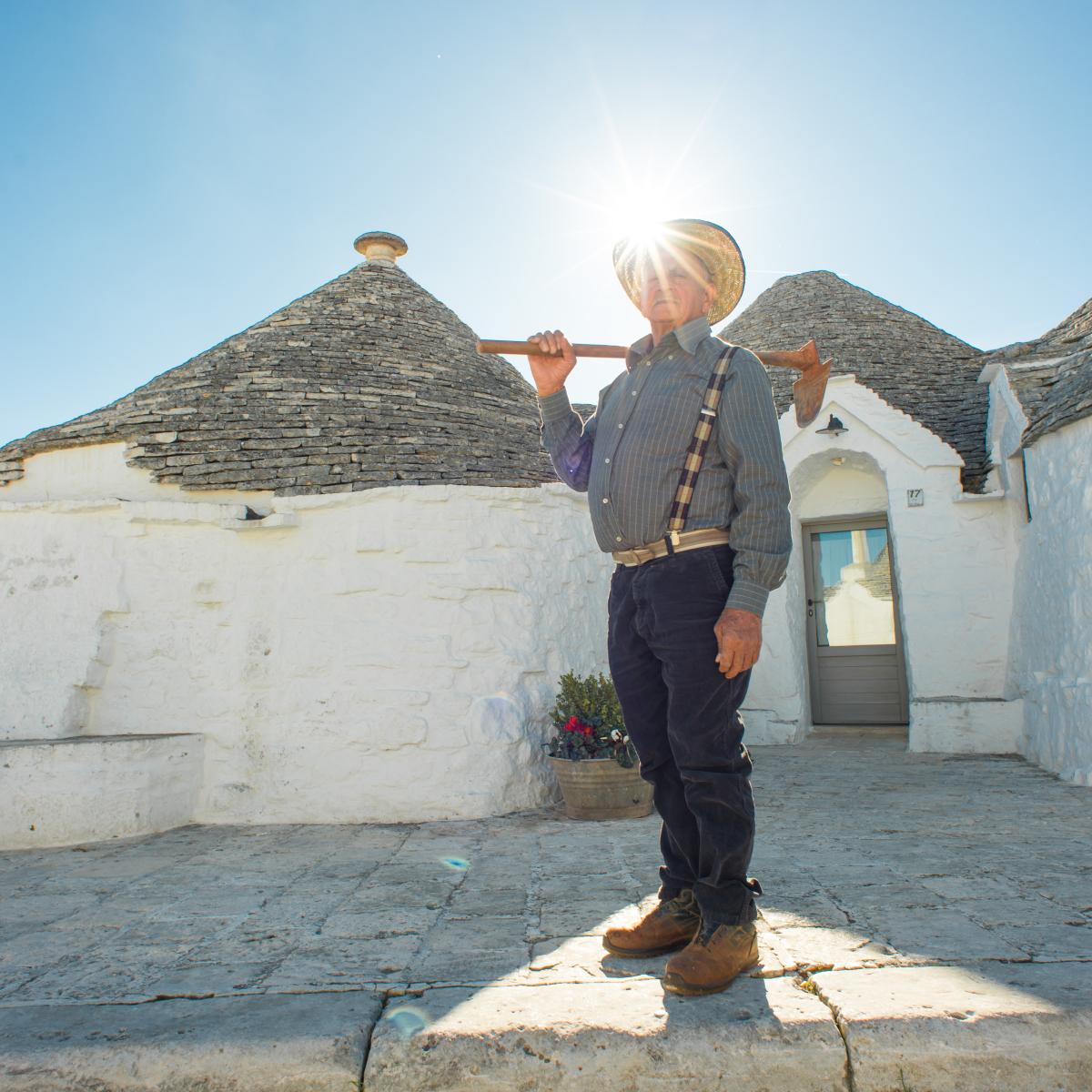 Lo zappatore davanti al trullo dedicato a questo antico mestiere