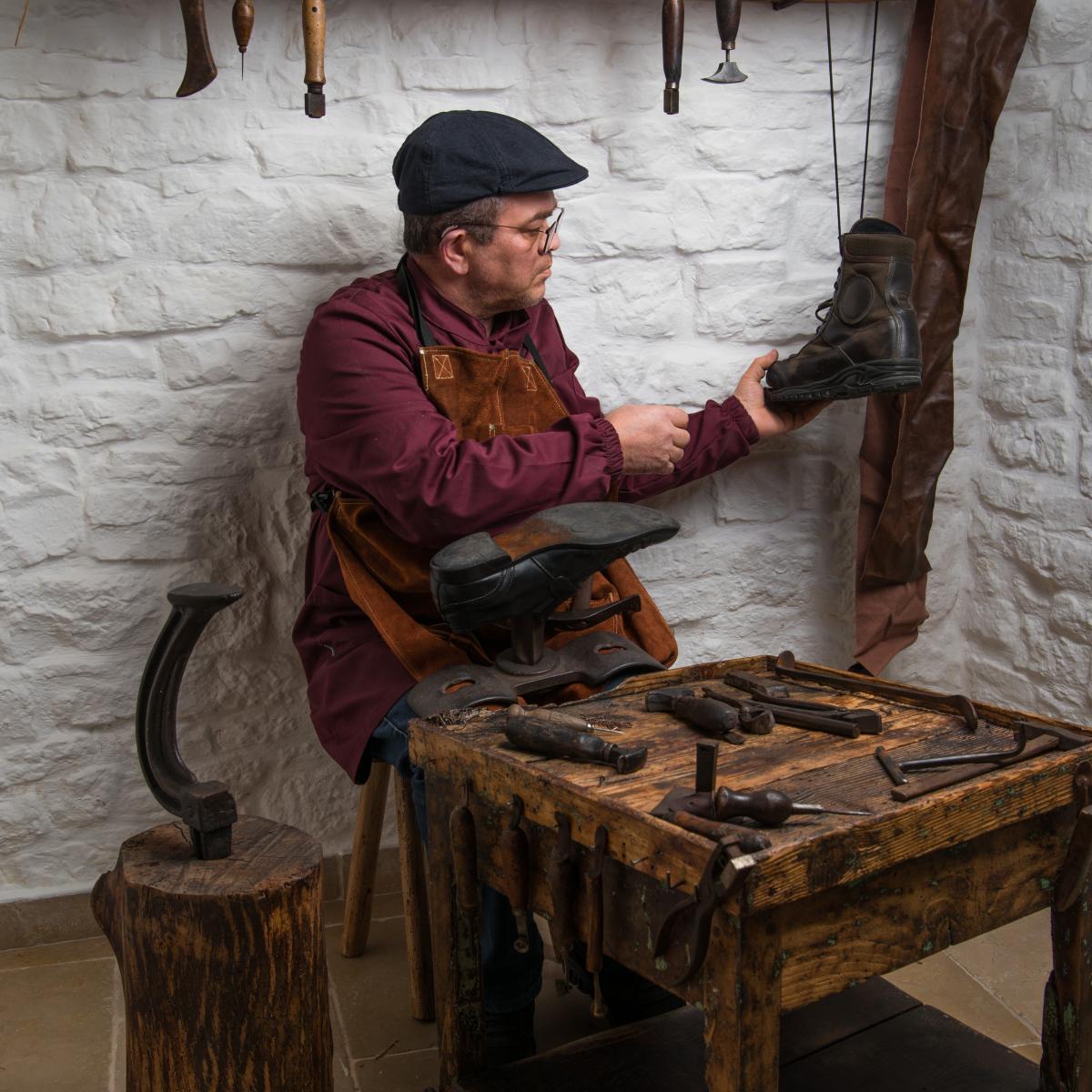 Il calzolaio Lorenzo Tarafino al lavoro in un trullo di Alberobello