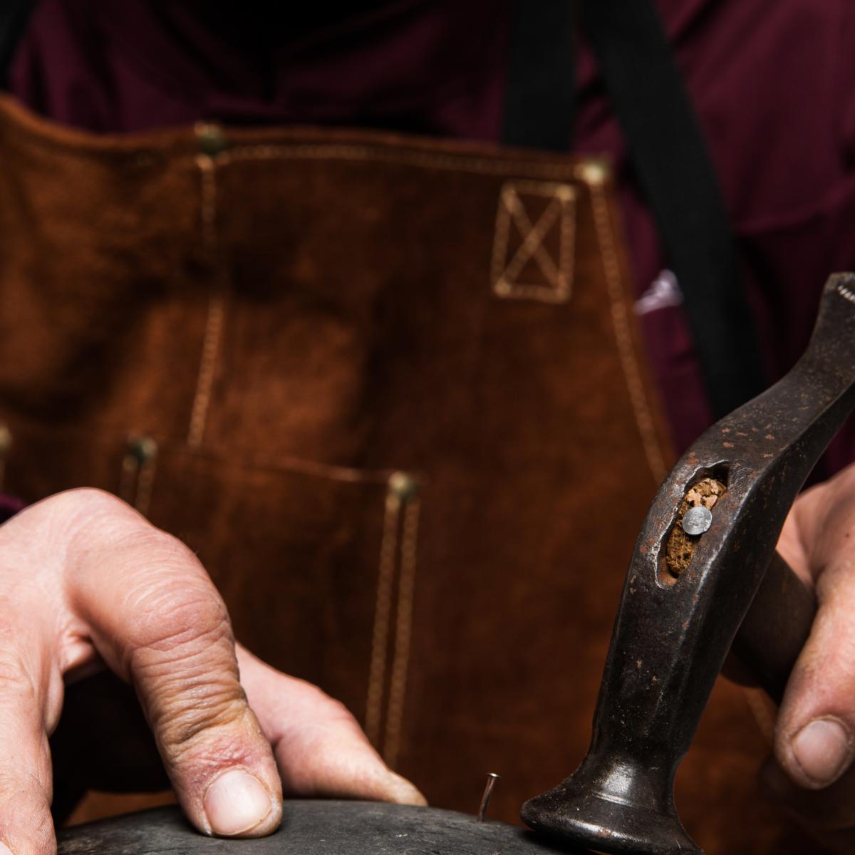 Il calzolaio Lorenzo Tarafino lavora in un trullo con Martello e chiodi