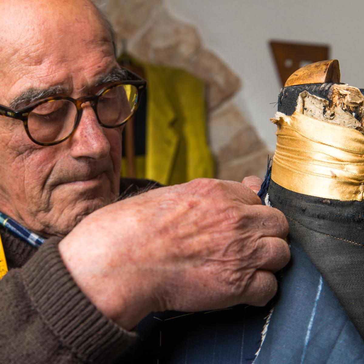 Il sarto Tonino Lacitignola lavora in trullo ad Alberobello