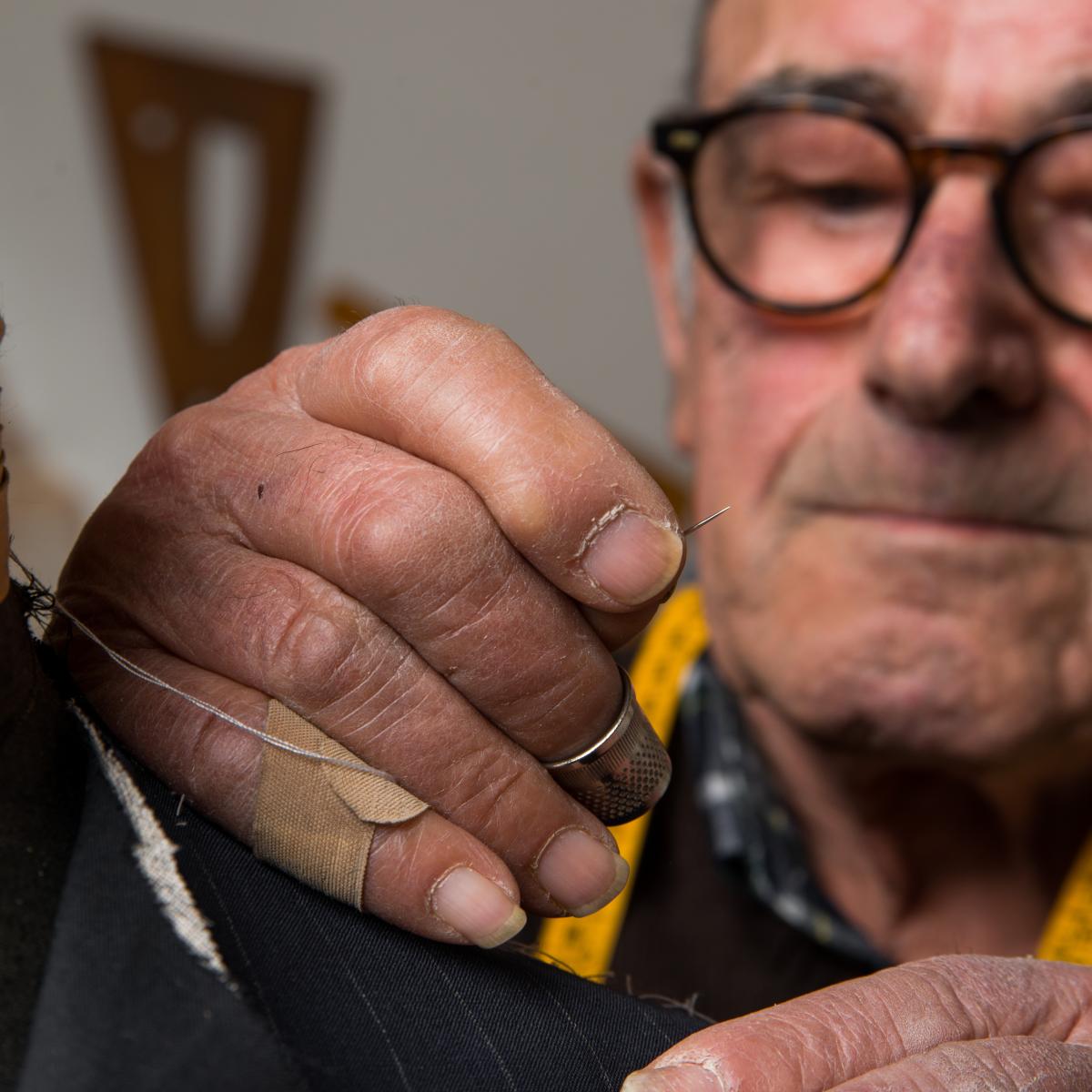 Il sarto Tonino Lacitignola lavora in trullo ad Alberobello