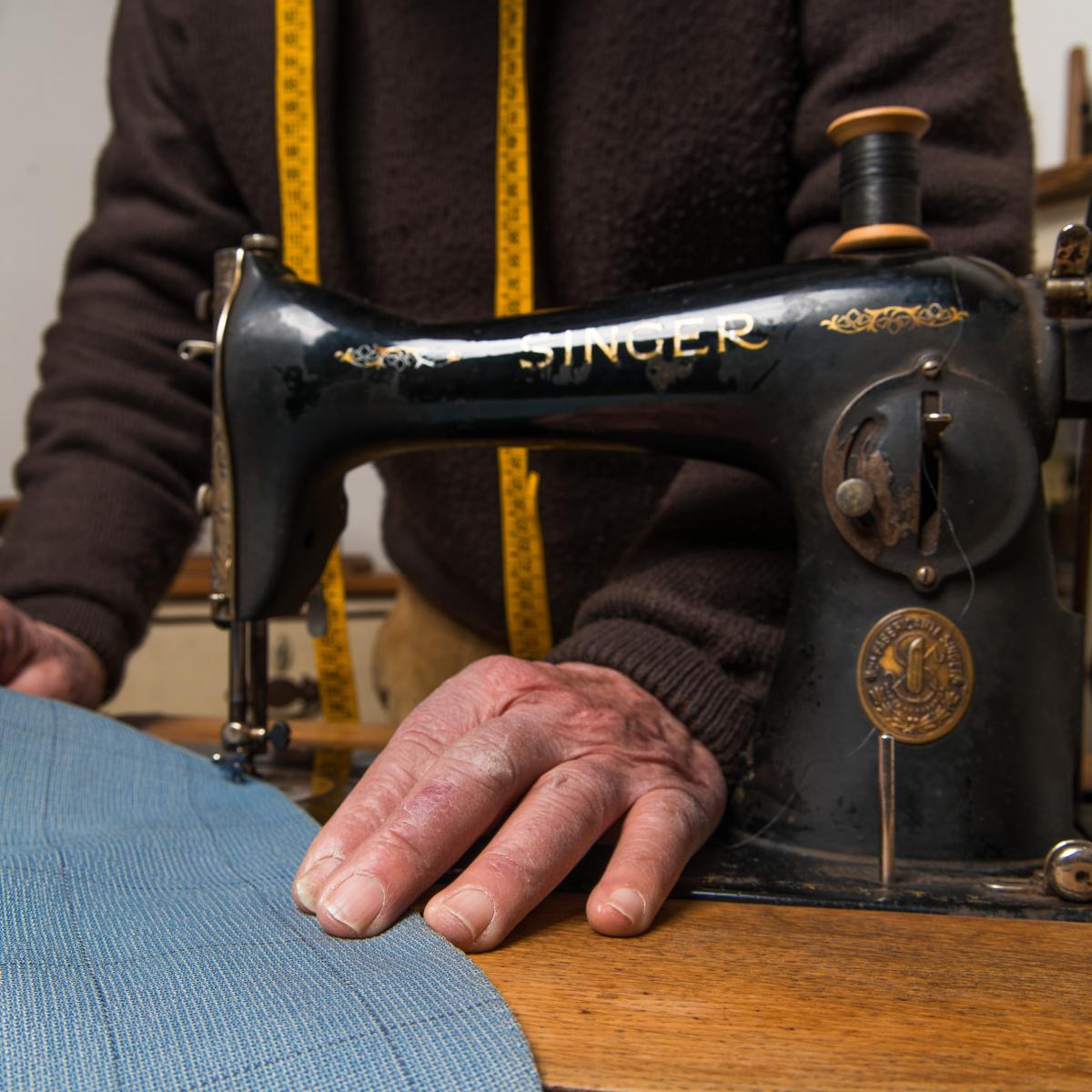 Il sarto Tonino Lacitignola lavora in trullo ad Alberobello