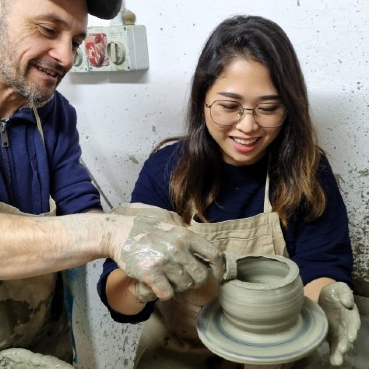 Modella la ceramica al tornio